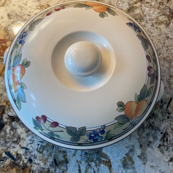 Mikasa intaglio garden harvest Dutch oven - Picture 4 of 4